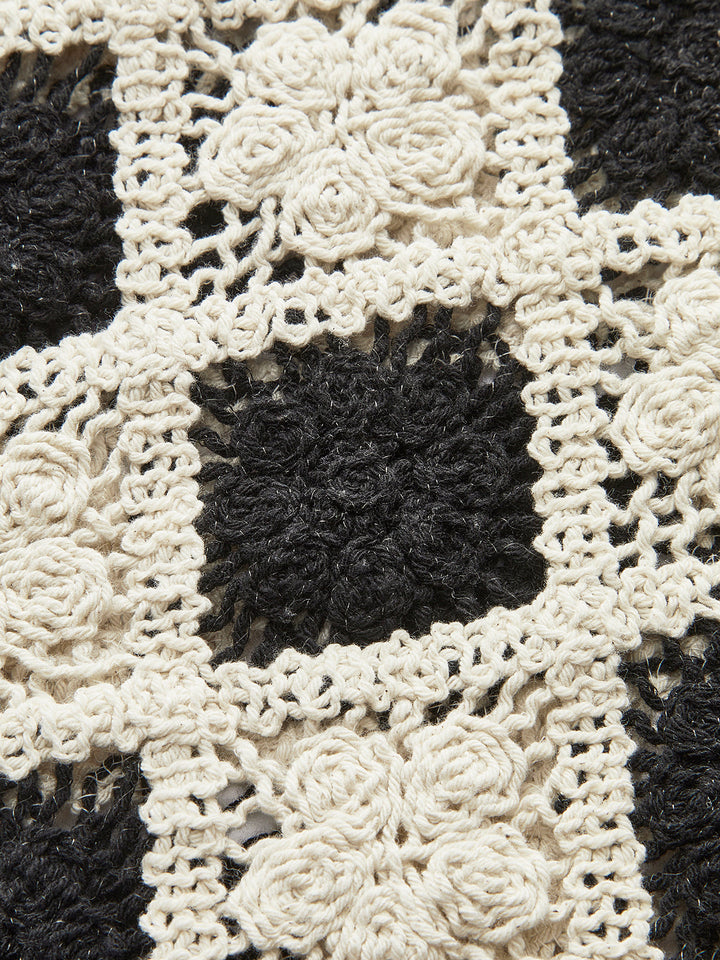 Gestrickte Weste mit eingesticktem Rautenmuster