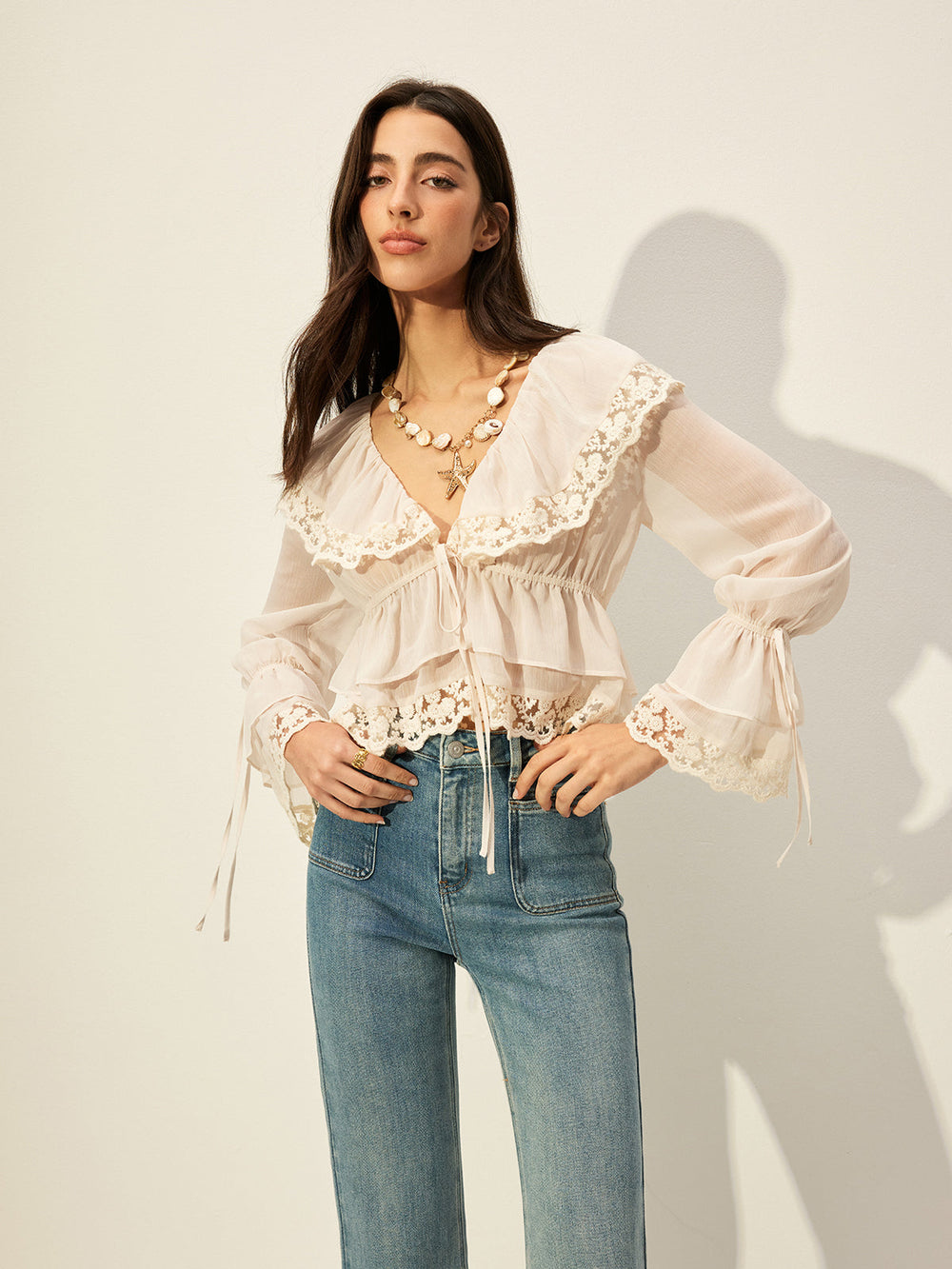 Halbtransparente Chiffon-Oberteil mit Spitzendetails