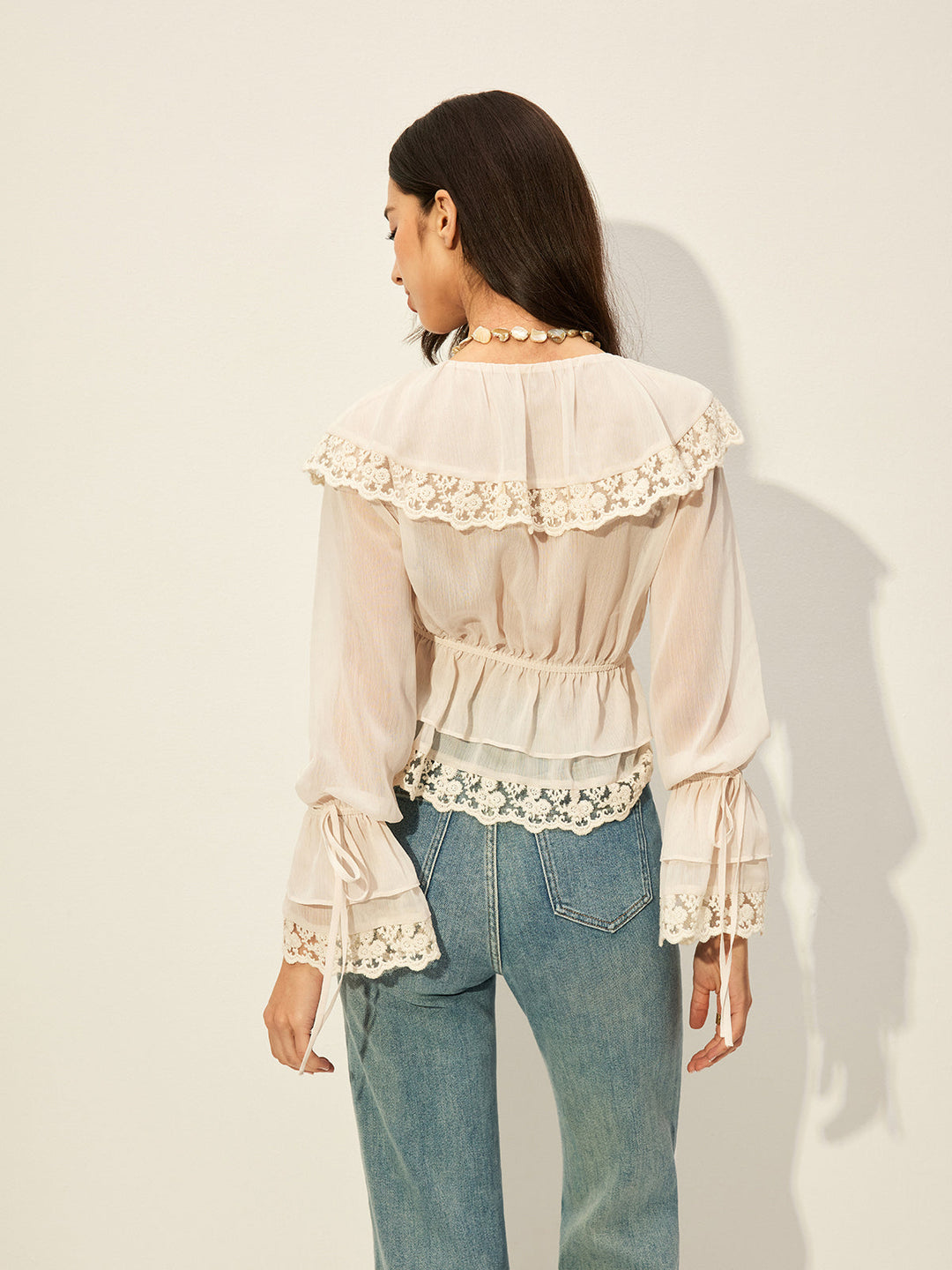 Halbtransparente Chiffon-Oberteil mit Spitzendetails