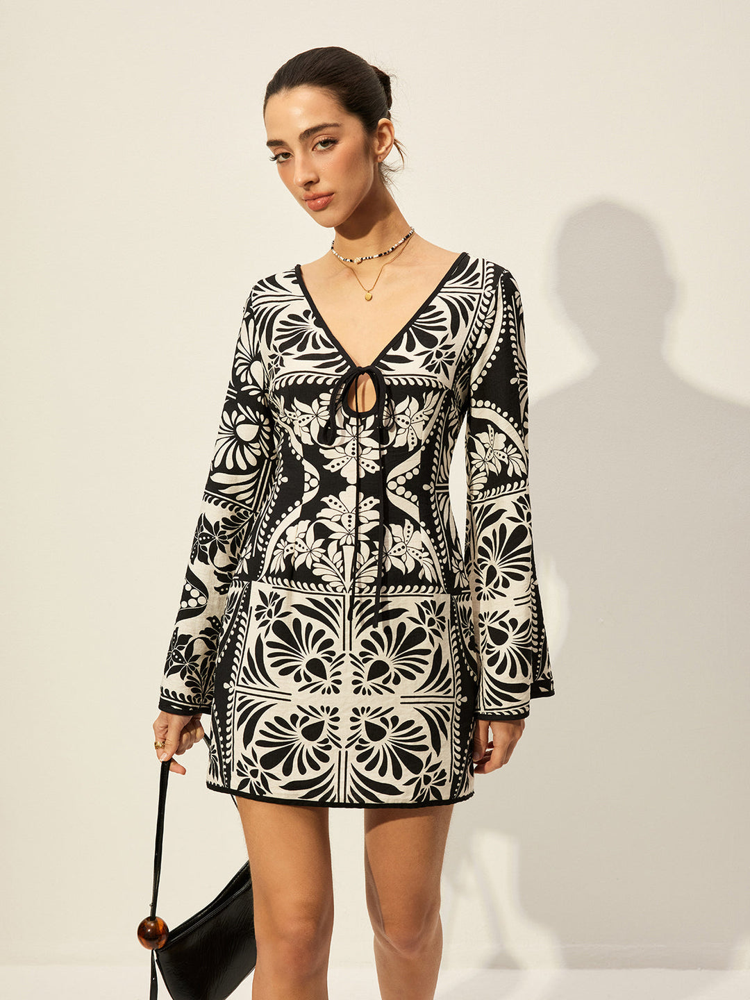 Bedrucktes Kleid mit Glockenärmeln und Bindung vorne
