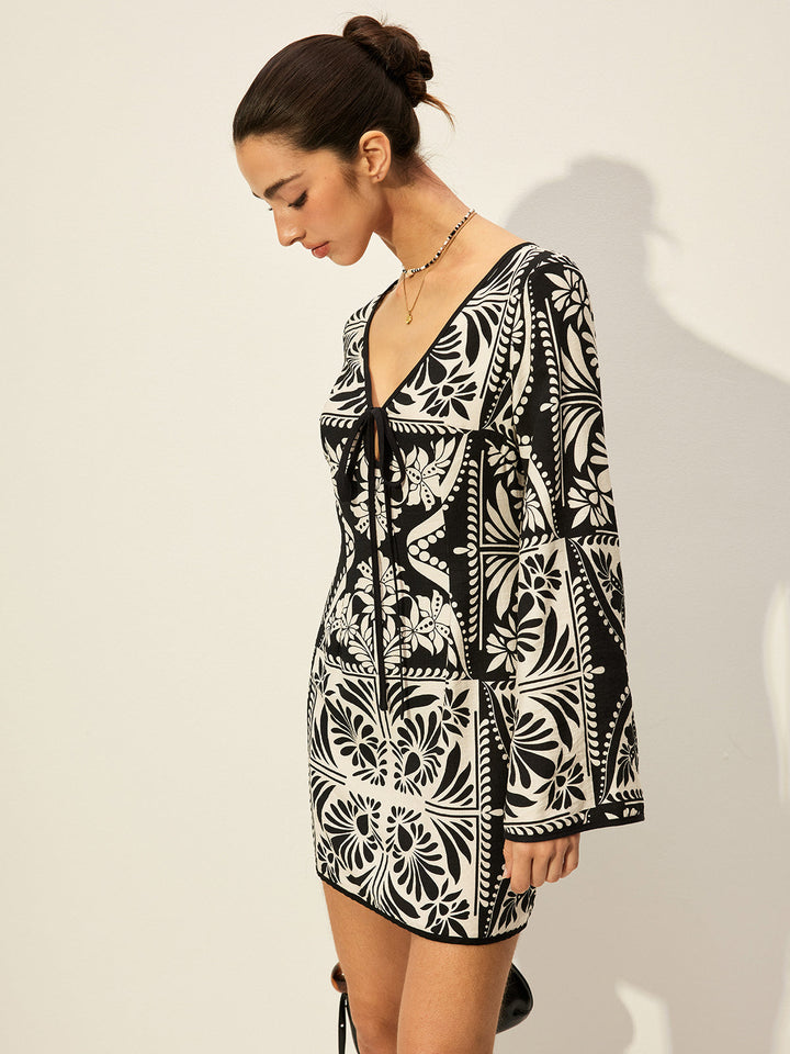 Bedrucktes Kleid mit Glockenärmeln und Bindung vorne