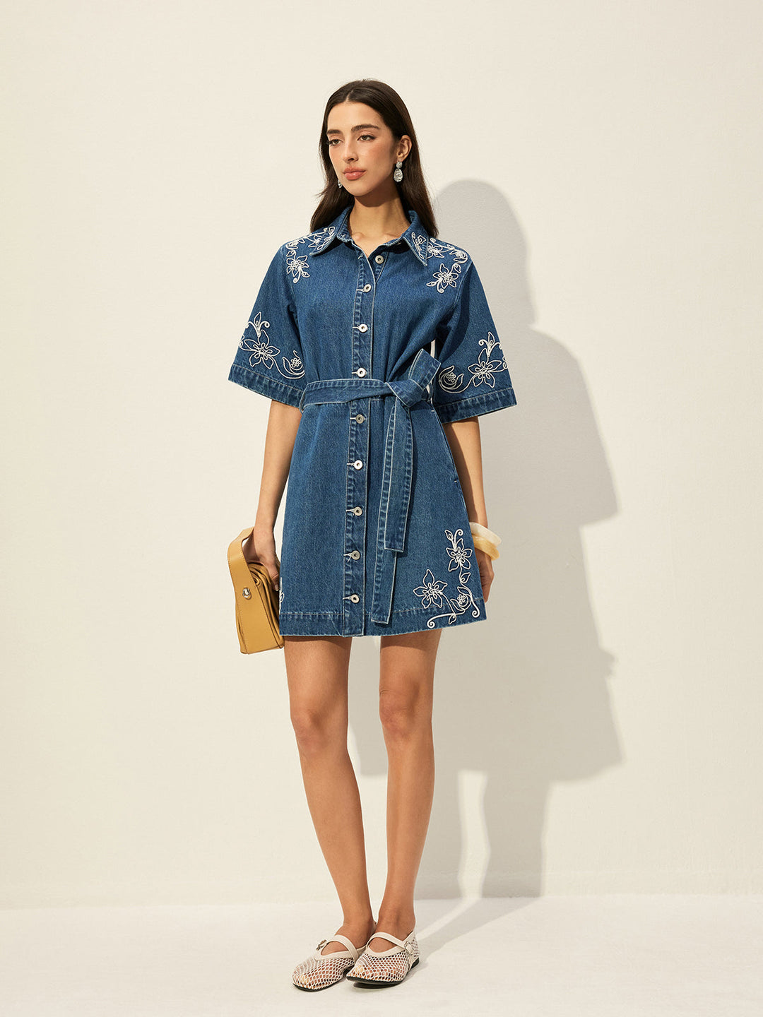 Besticktes Jeanskleid Mit Gürtel