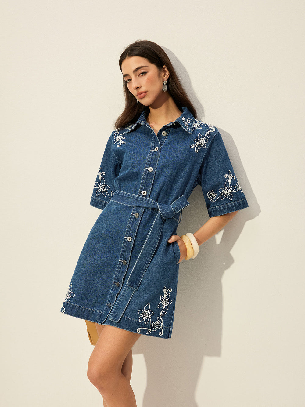 Besticktes Jeanskleid Mit Gürtel