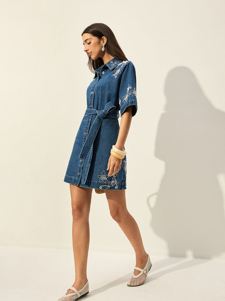 Besticktes Jeanskleid Mit Gürtel