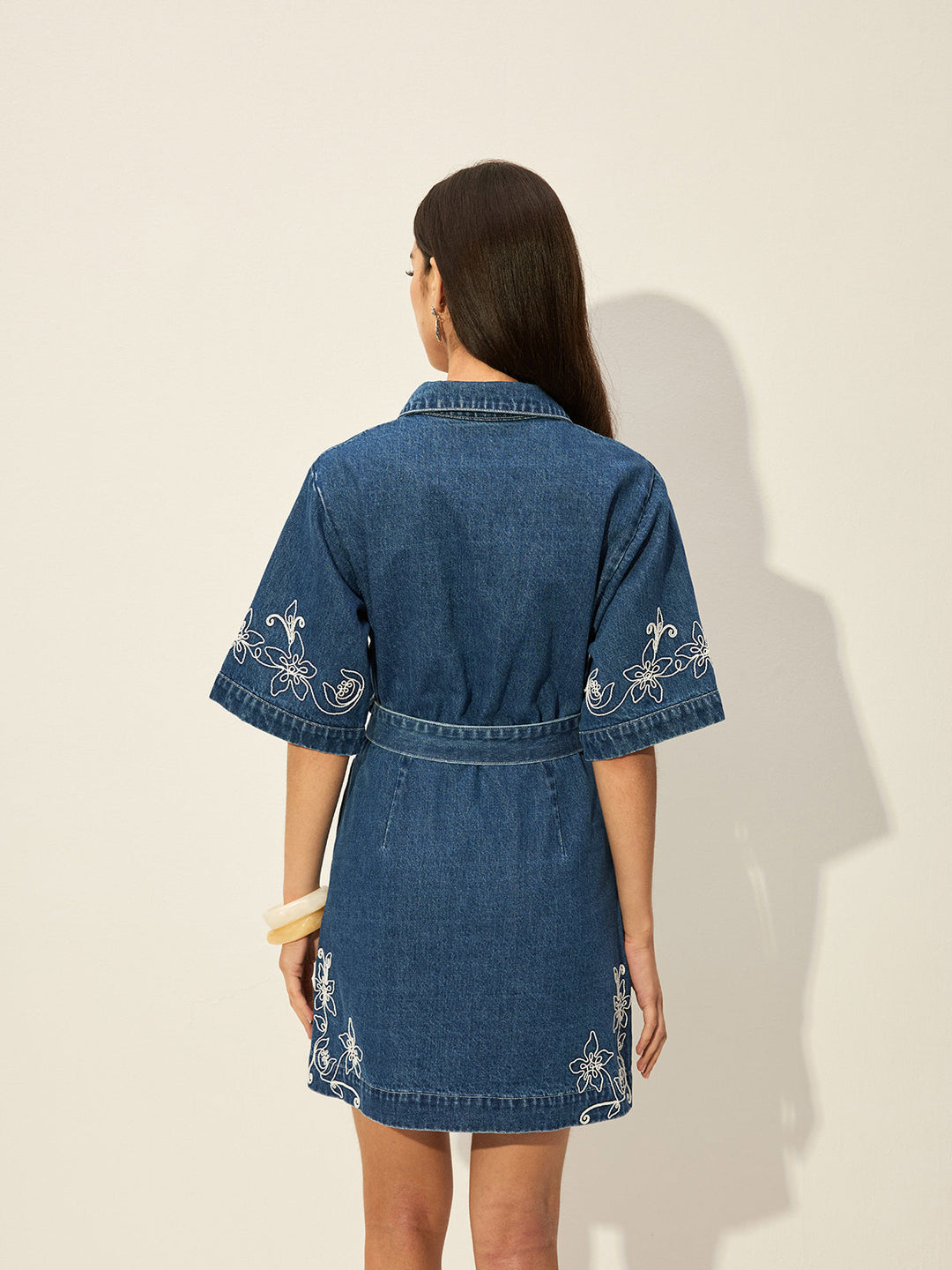 Besticktes Jeanskleid Mit Gürtel