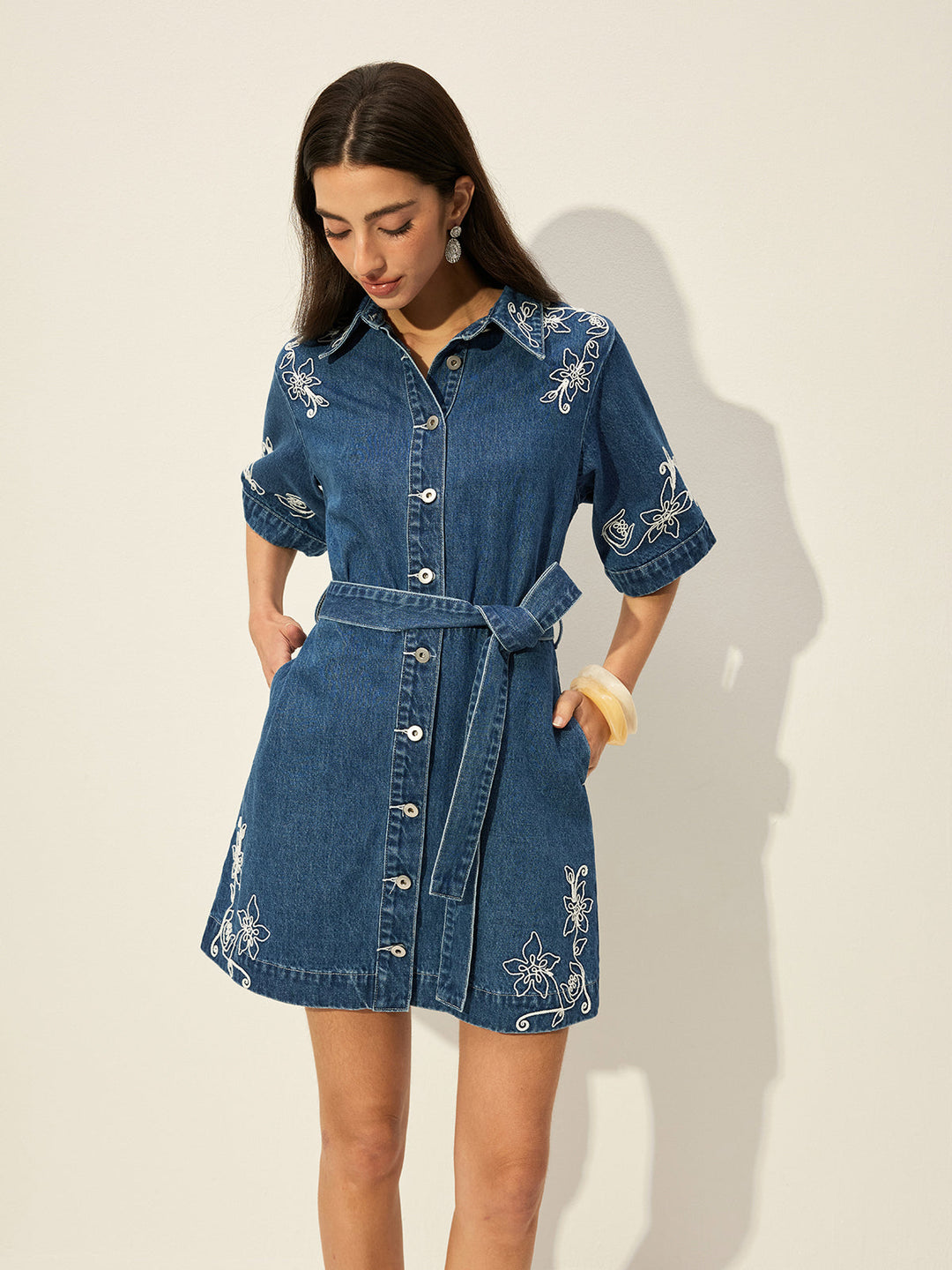 Besticktes Jeanskleid Mit Gürtel