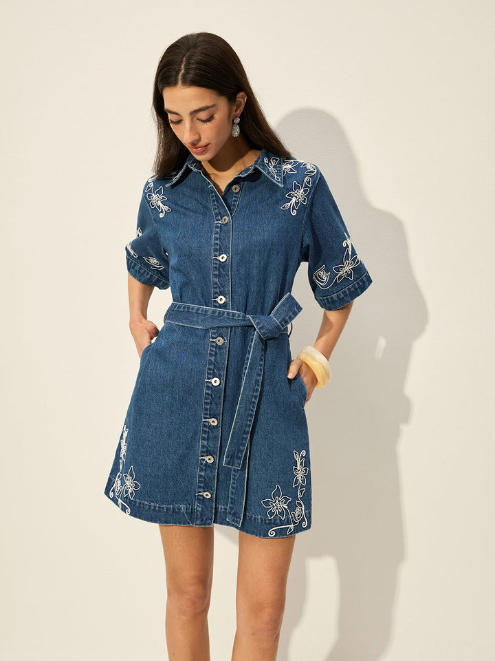 Besticktes Jeanskleid Mit Gürtel