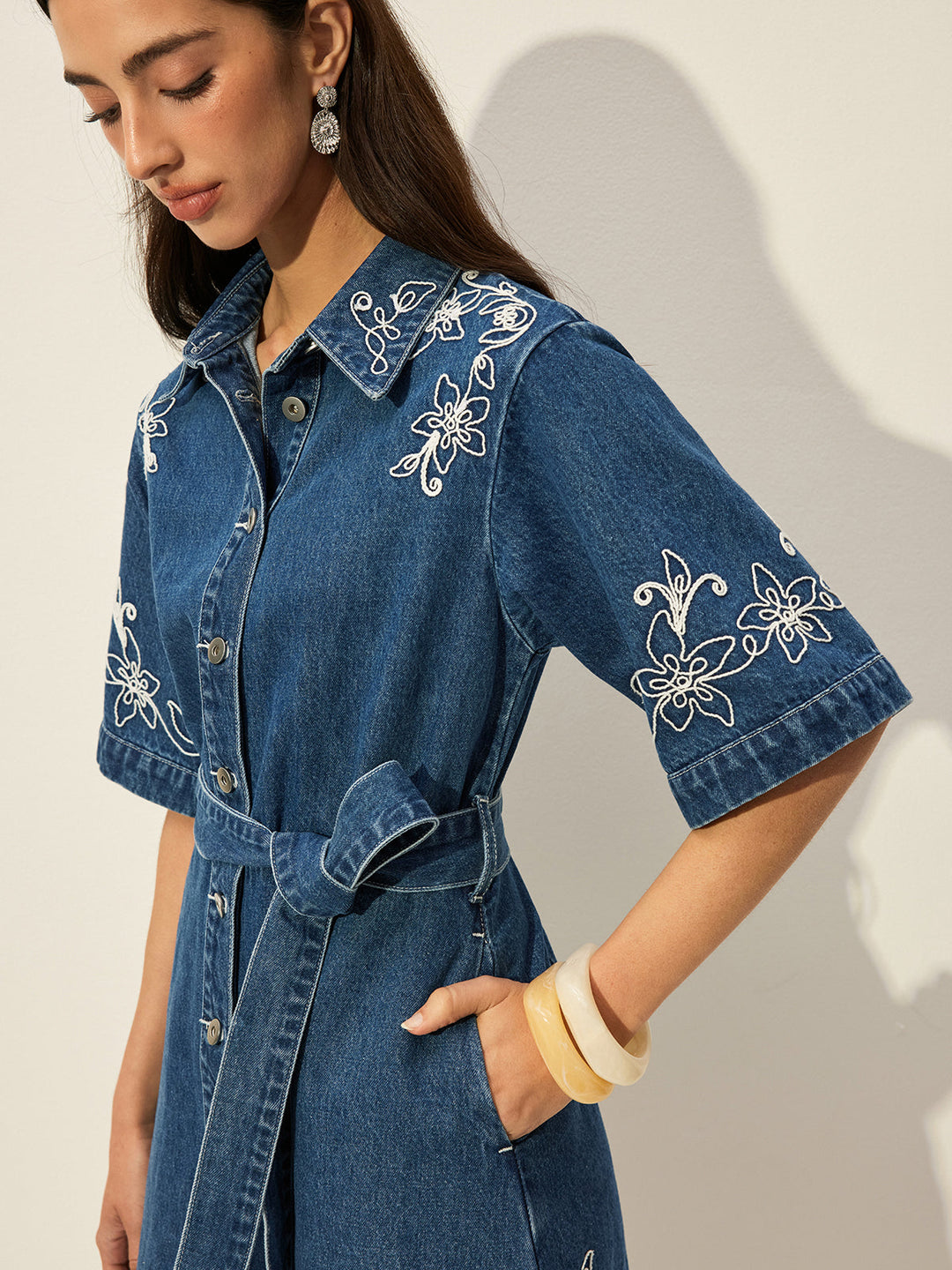 Besticktes Jeanskleid Mit Gürtel