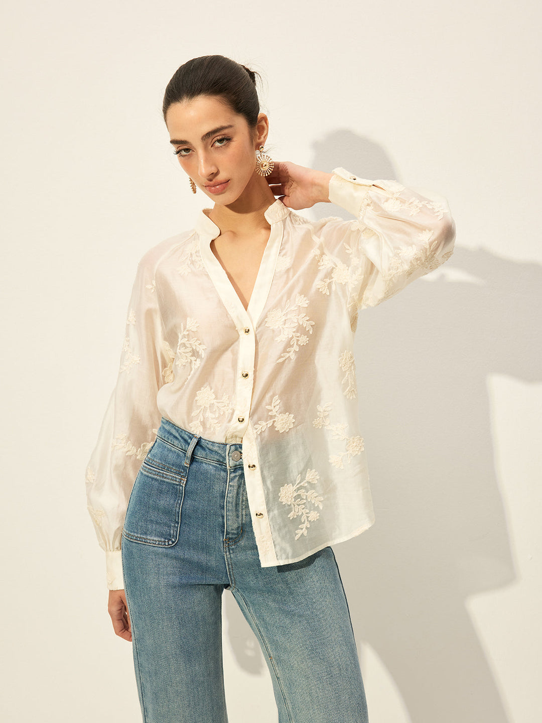 Halbdurchscheinende Bluse mit Stickerei und Knopfleiste