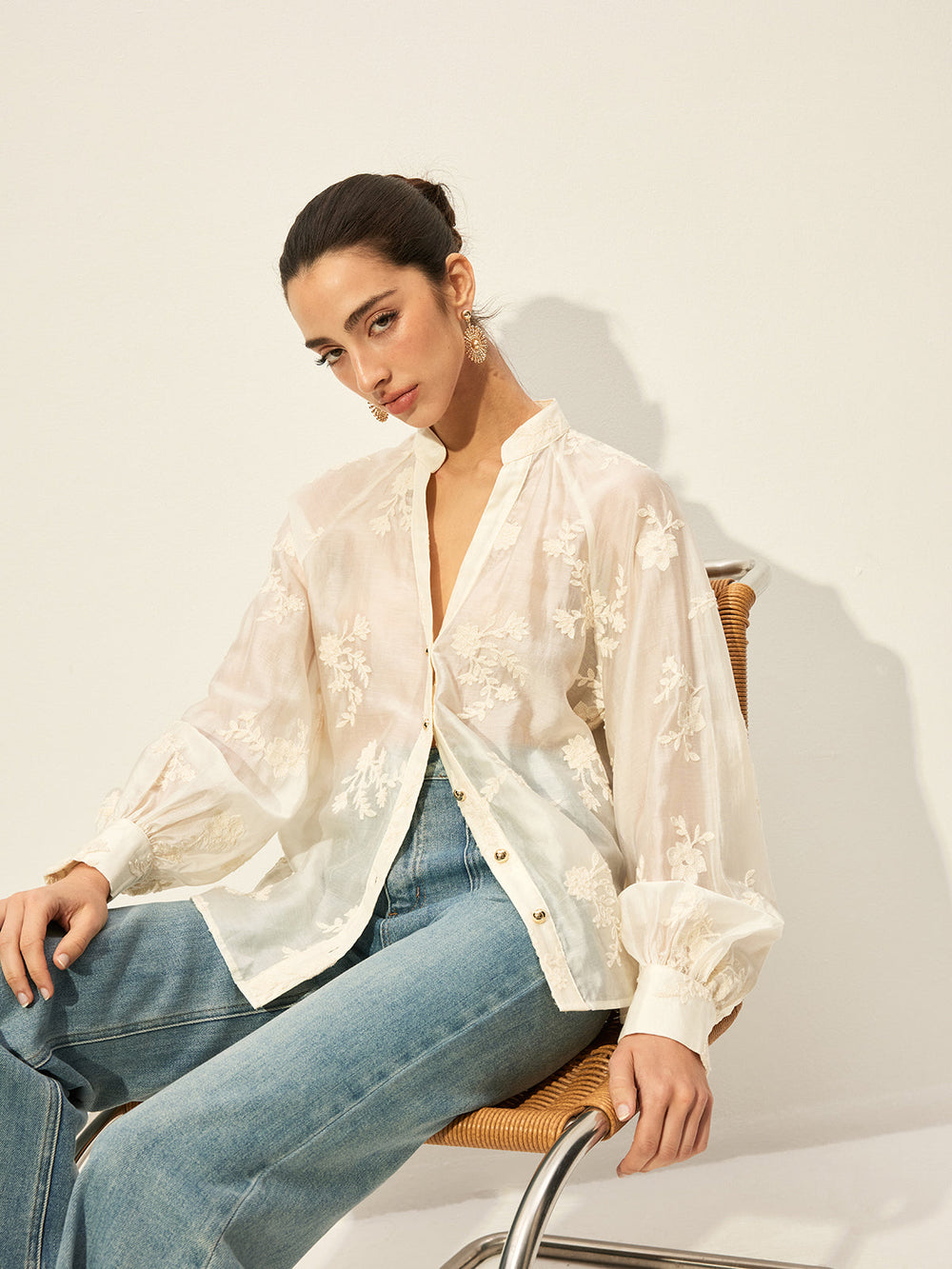 Halbdurchscheinende Bluse mit Stickerei und Knopfleiste