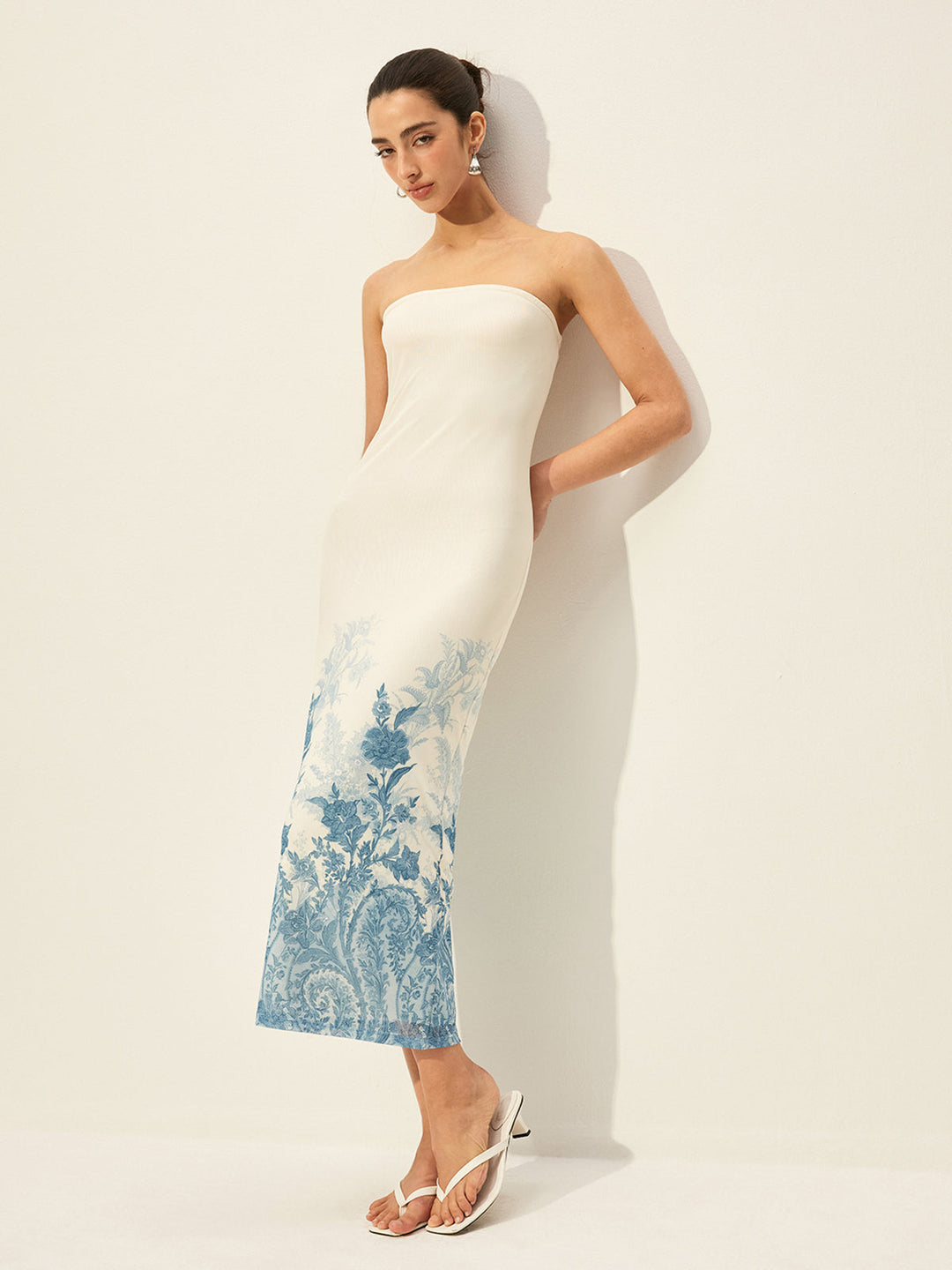 Rückenfreies Mesh-Kleid mit geblümtem Saum