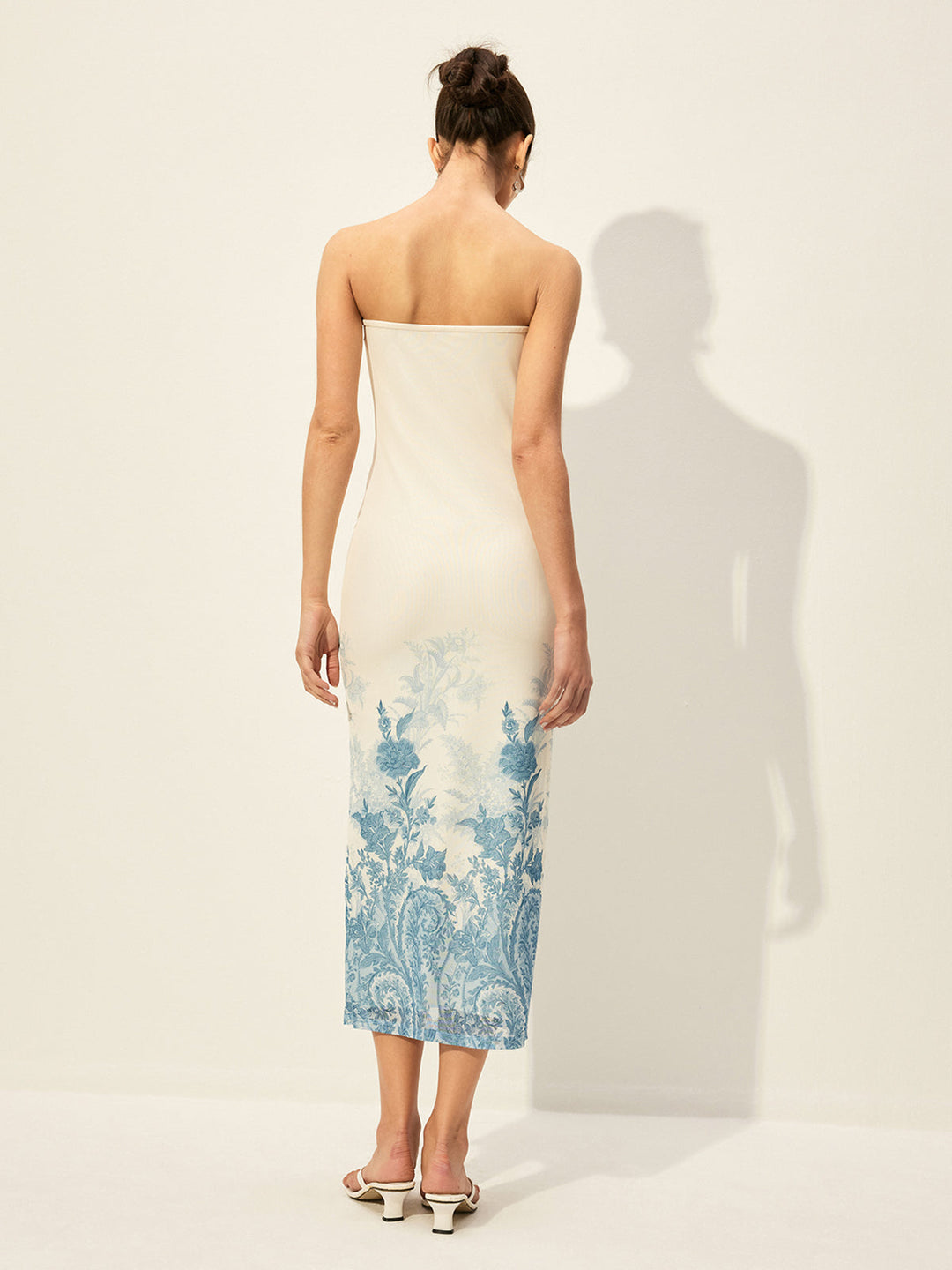 Rückenfreies Mesh-Kleid mit geblümtem Saum