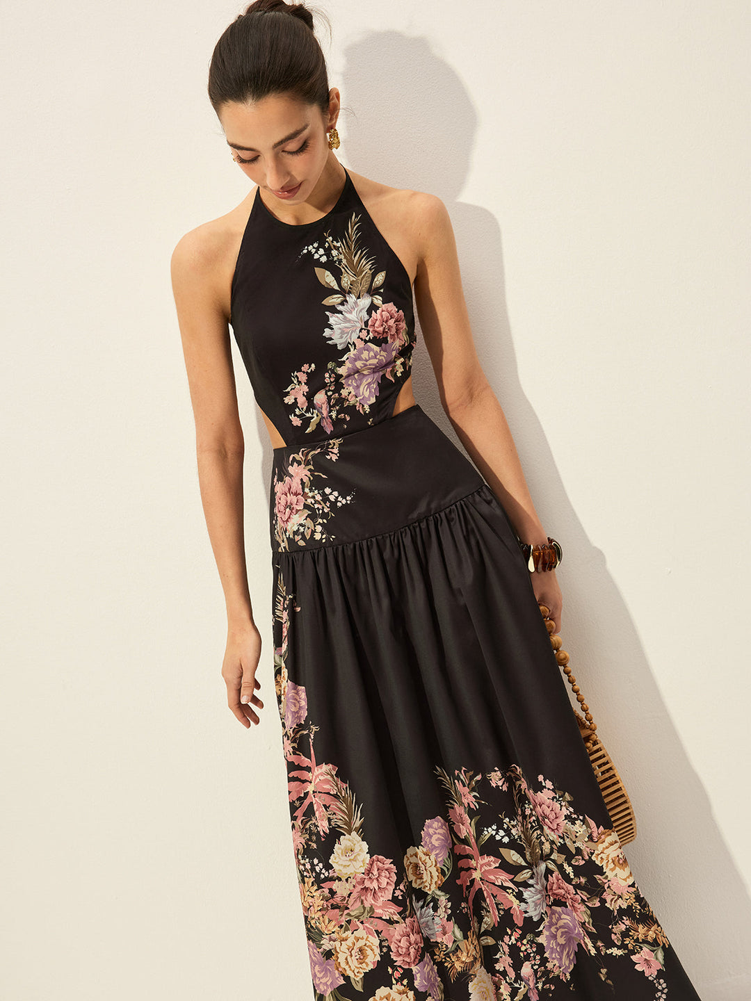Kleid mit Blumenprint, Neckholder und Cut-Out-Detail