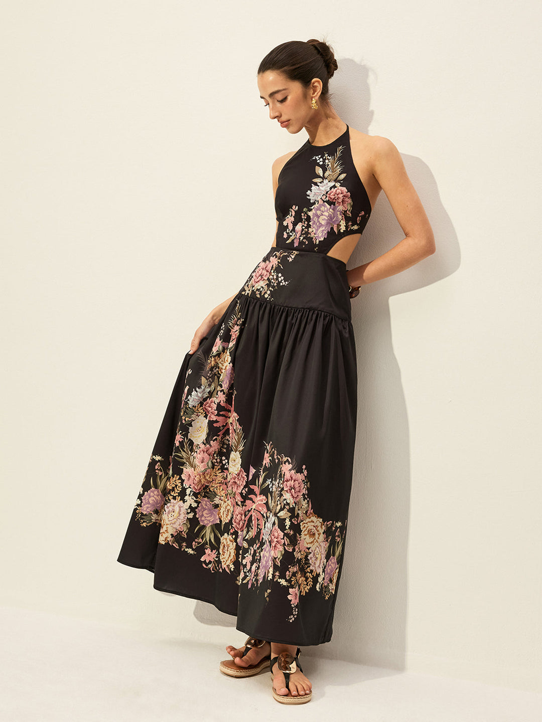 Kleid mit Blumenprint, Neckholder und Cut-Out-Detail