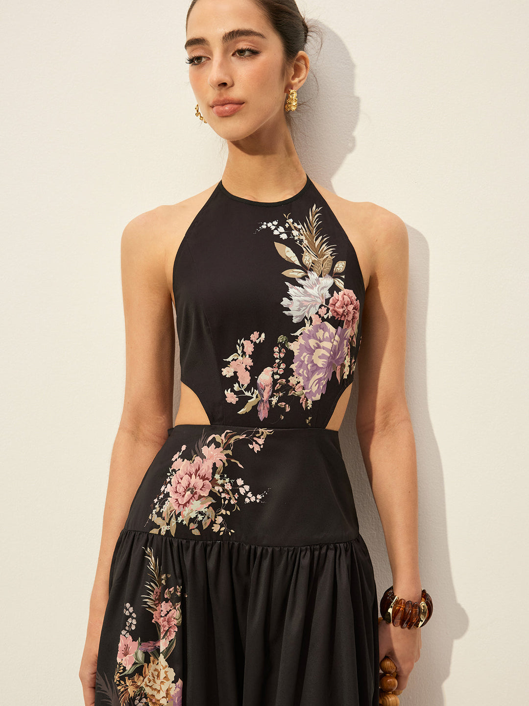 Kleid mit Blumenprint, Neckholder und Cut-Out-Detail