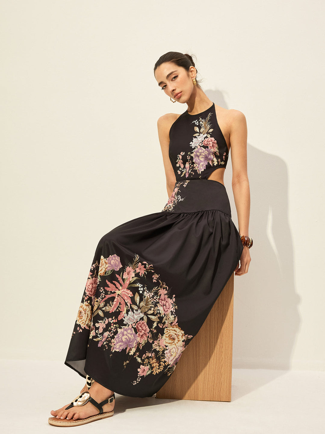 Kleid mit Blumenprint, Neckholder und Cut-Out-Detail