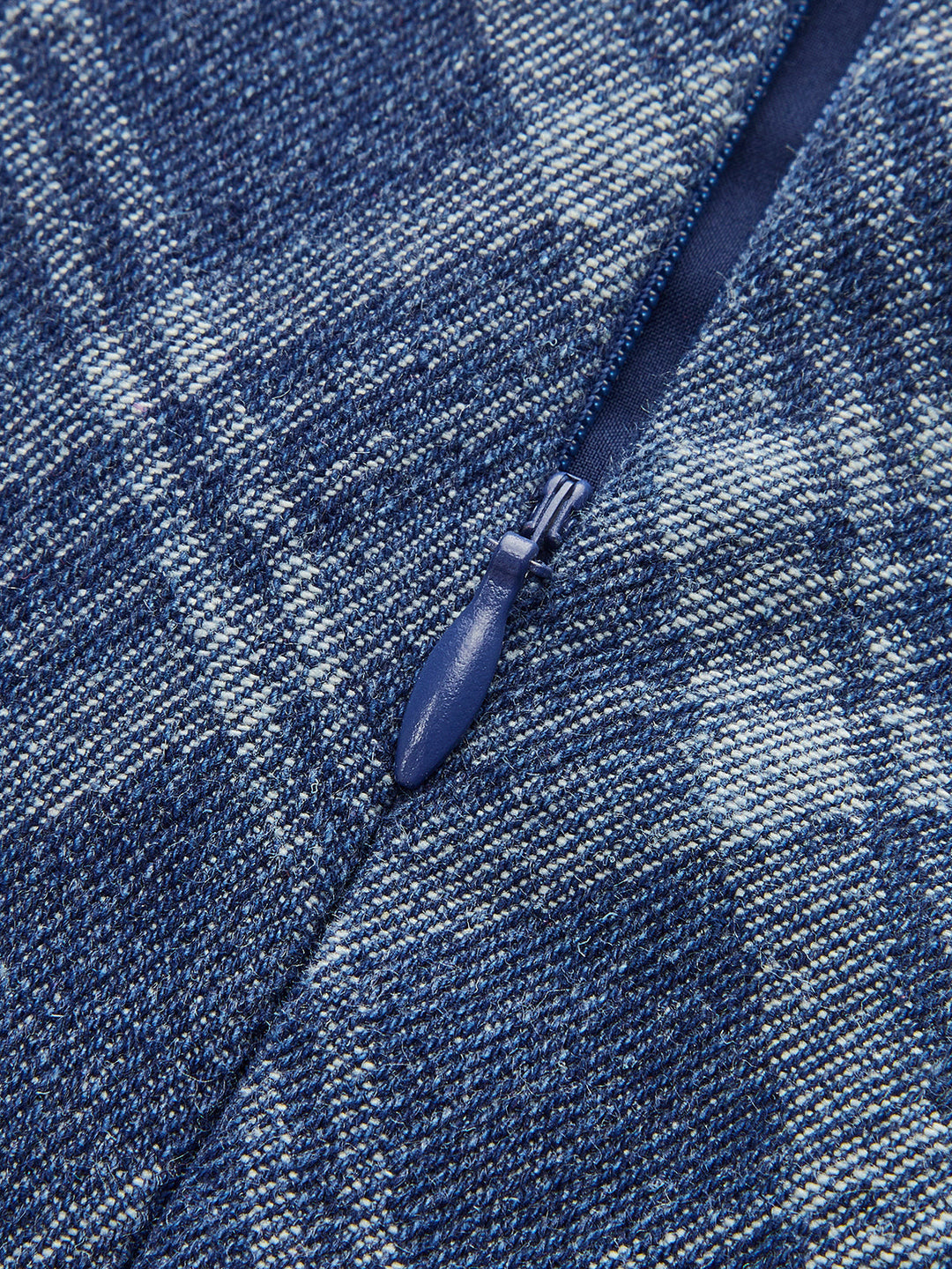 Denim Kleid mit Rundhalsausschnitt, Zierknöpfen und Taschen