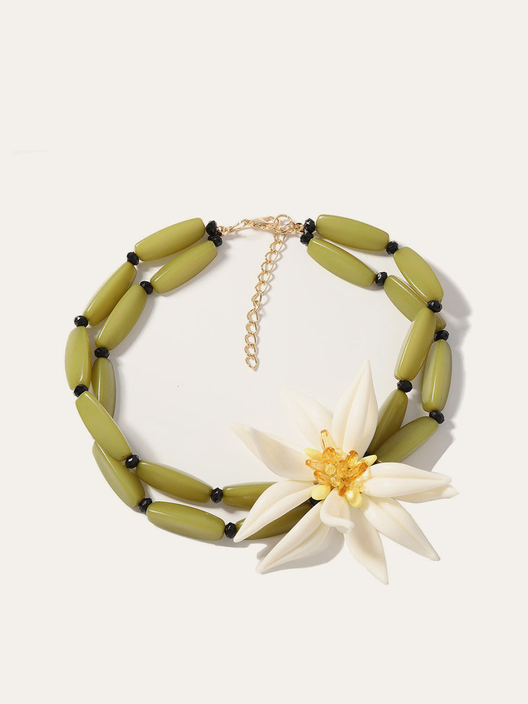 Armband mit floralen Details und Perlen