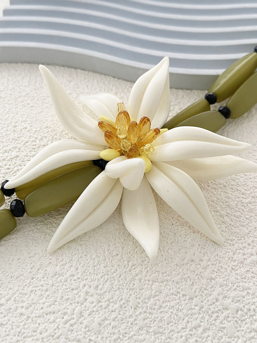 Armband mit floralen Details und Perlen