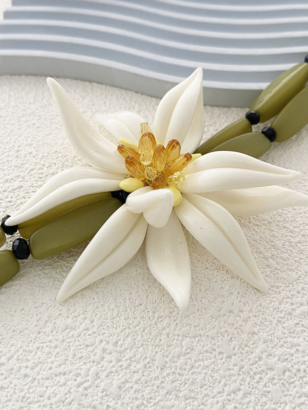 Armband mit floralen Details und Perlen
