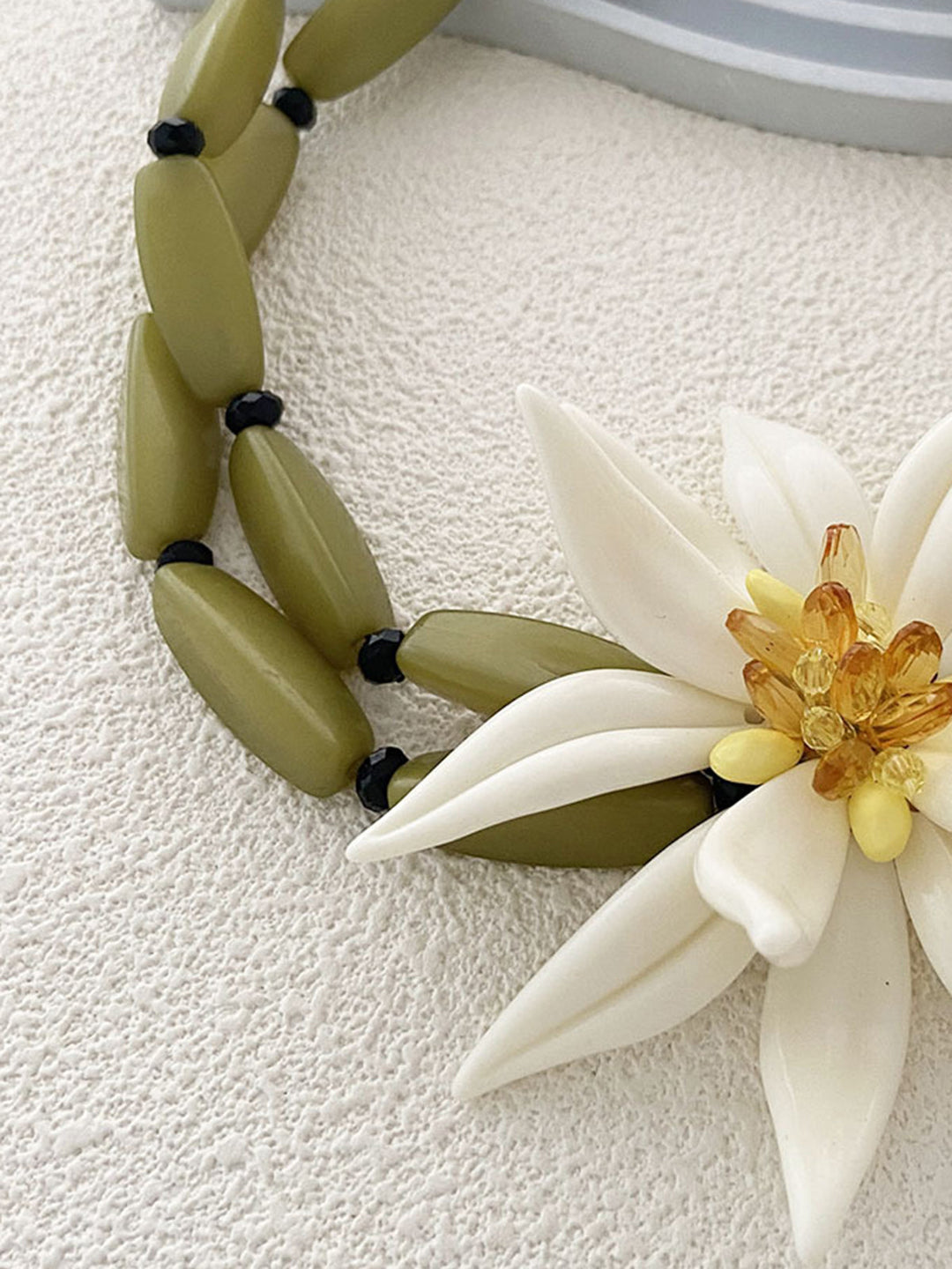 Armband mit floralen Details und Perlen