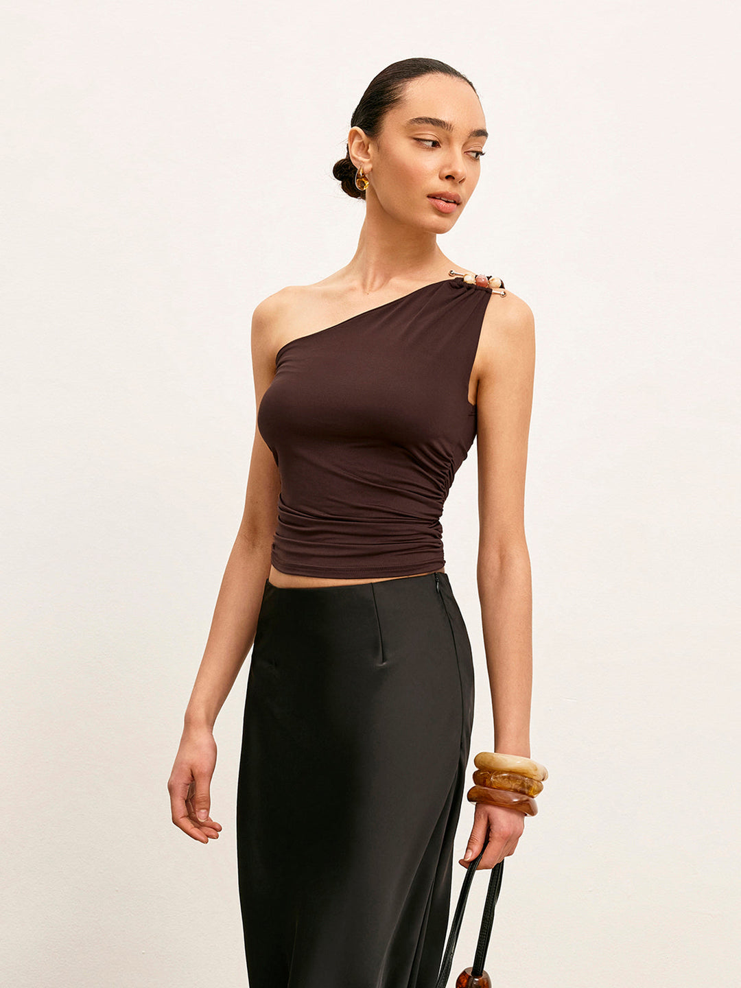 One-Shoulder-Oberteil mit Metalldetail und Raffung