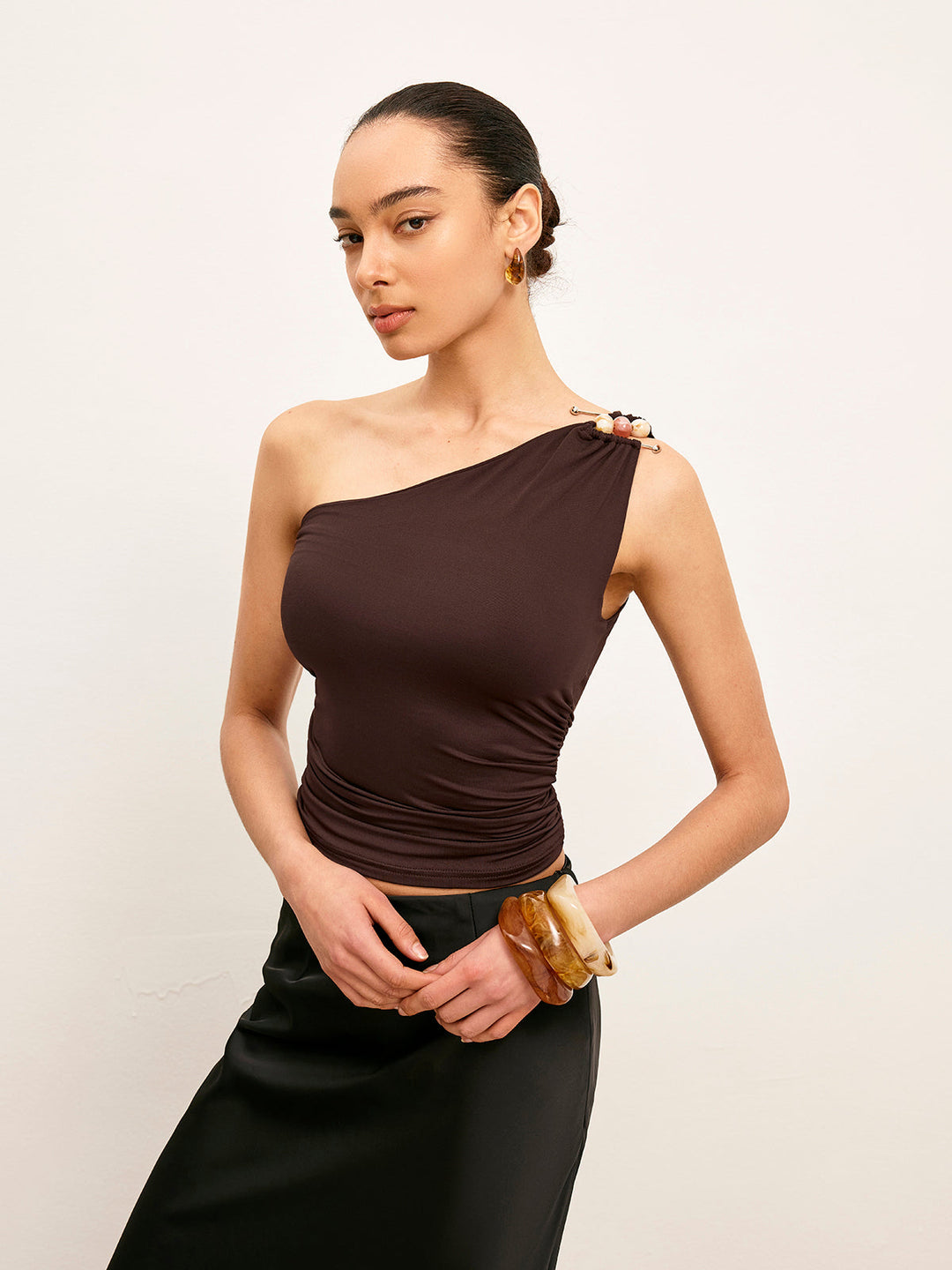 One-Shoulder-Oberteil mit Metalldetail und Raffung