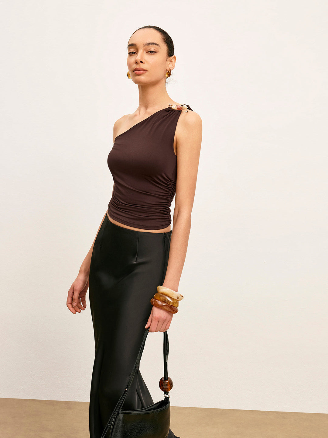 One-Shoulder-Oberteil mit Metalldetail und Raffung