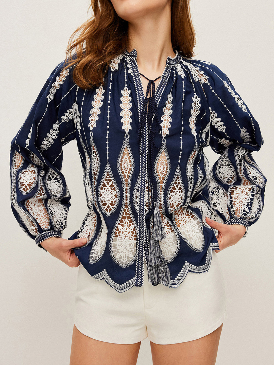 Bluse mit Bindekragen und durchbrochener Stickerei