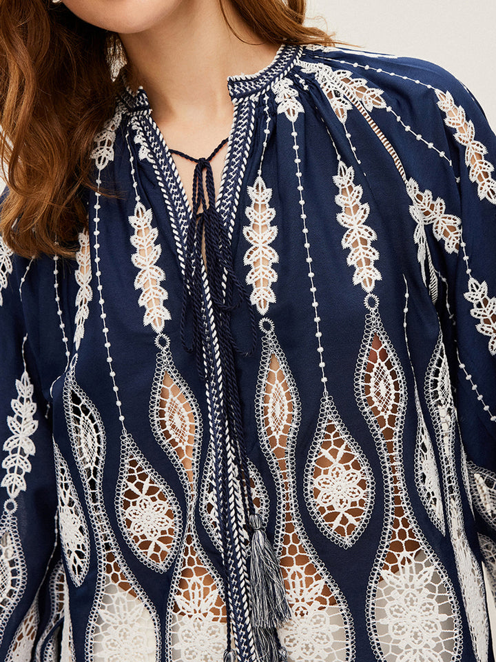Bluse mit Bindekragen und durchbrochener Stickerei
