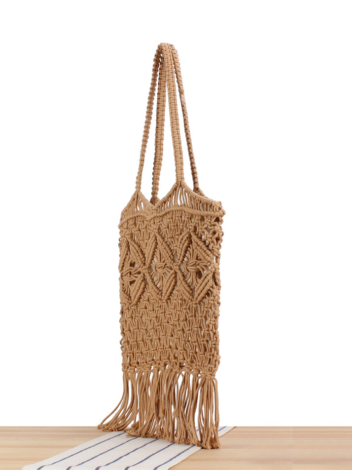 Tasche mit Quastendetails und Hohlhalm