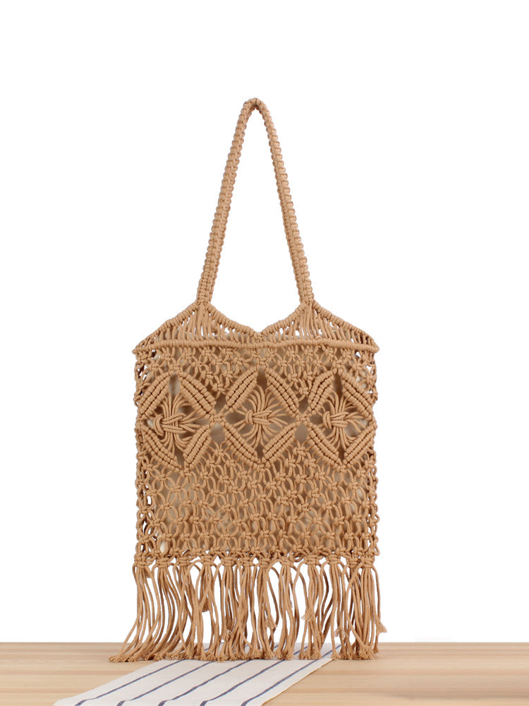 Tasche mit Quastendetails und Hohlhalm