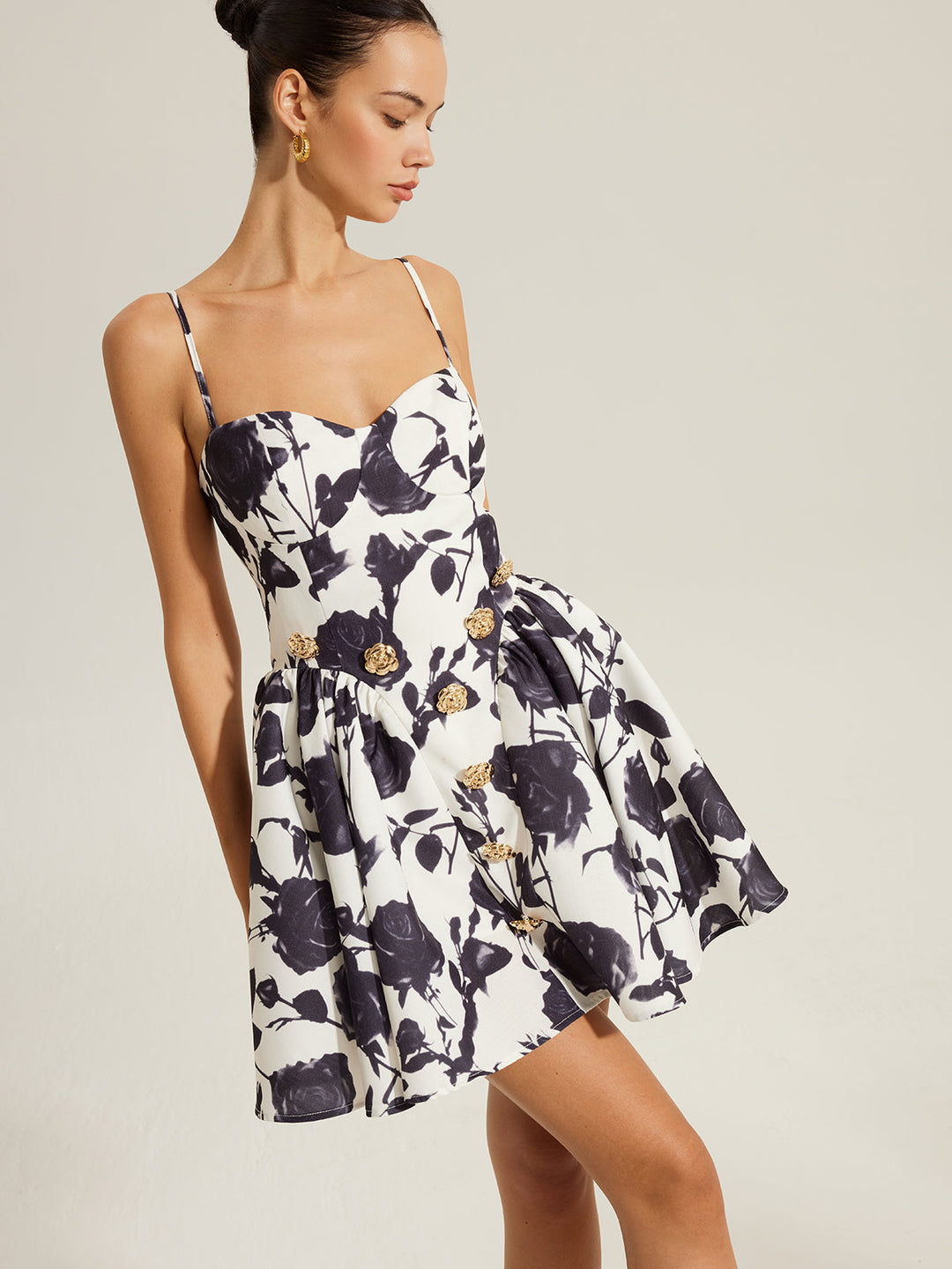 Kleid mit Blumenmuster und Metalldetail mit Reißverschluss und Spaghettiträgern