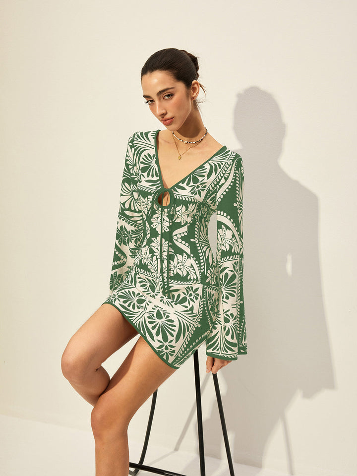 Bedrucktes Kleid mit Glockenärmeln und Bindung vorne