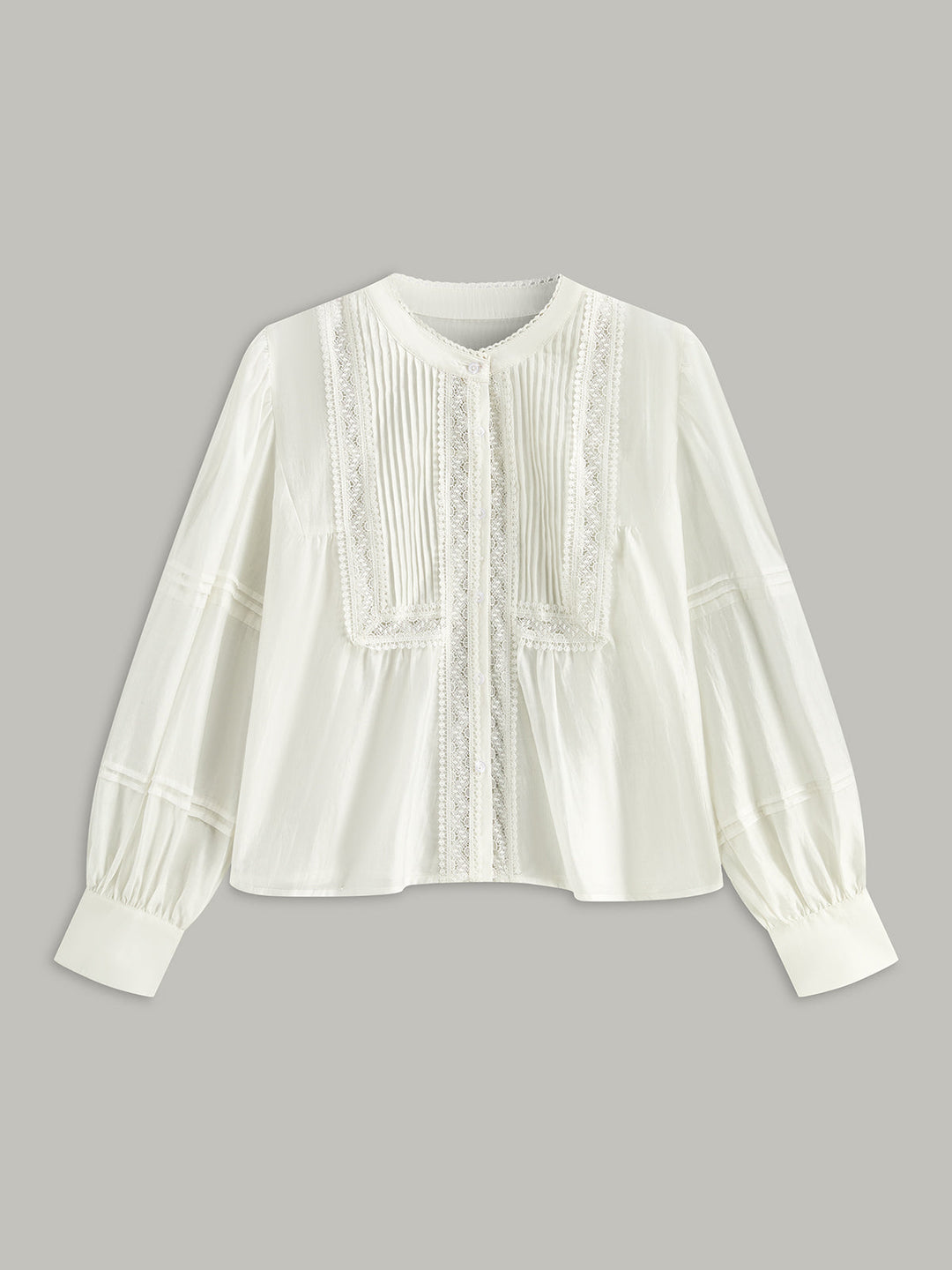 Plissee-Bluse mit Spitzenbesatz und Knopfleiste