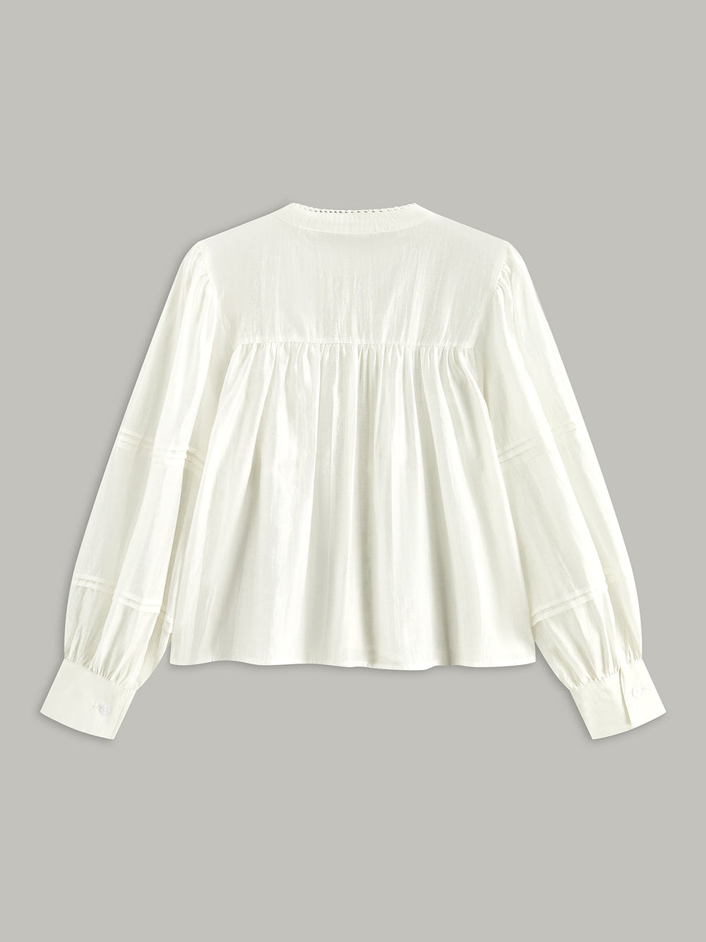 Plissee-Bluse mit Spitzenbesatz und Knopfleiste