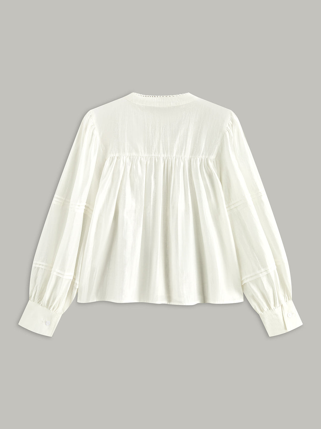 Plissee-Bluse mit Spitzenbesatz und Knopfleiste