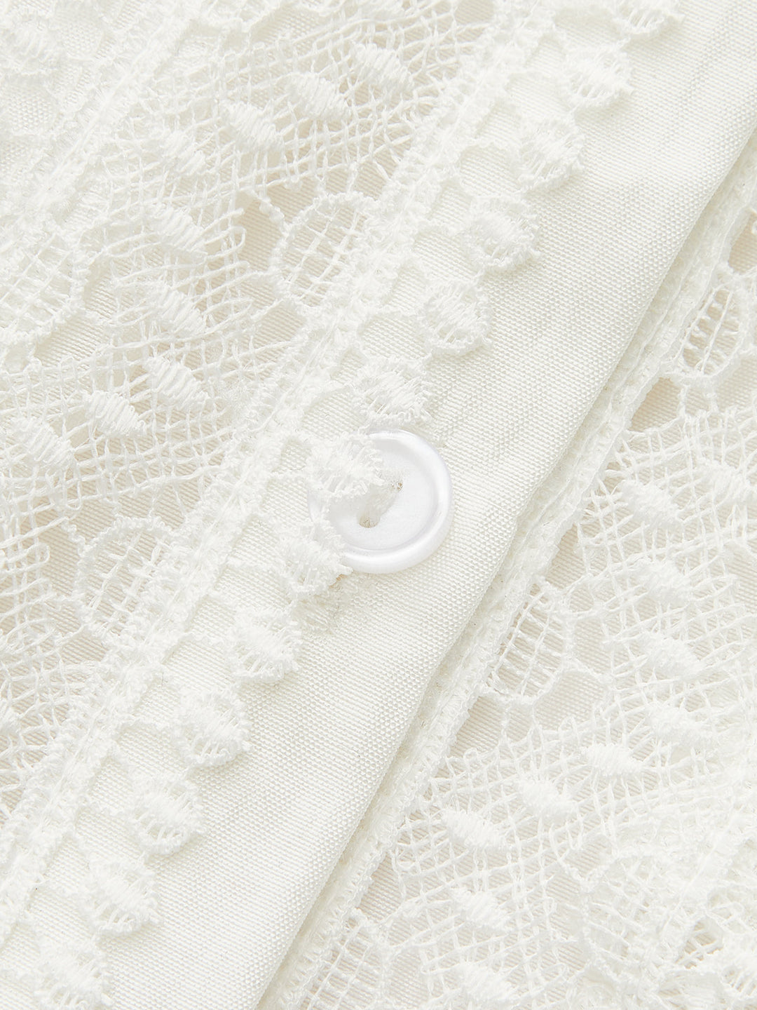 Plissee-Bluse mit Spitzenbesatz und Knopfleiste