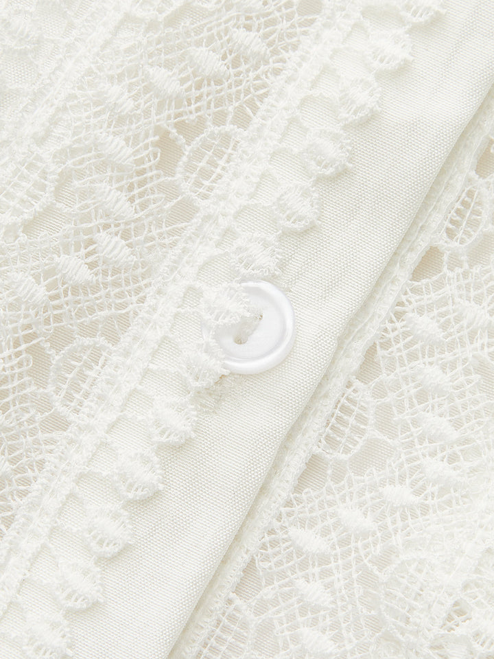 Plissee-Bluse mit Spitzenbesatz und Knopfleiste