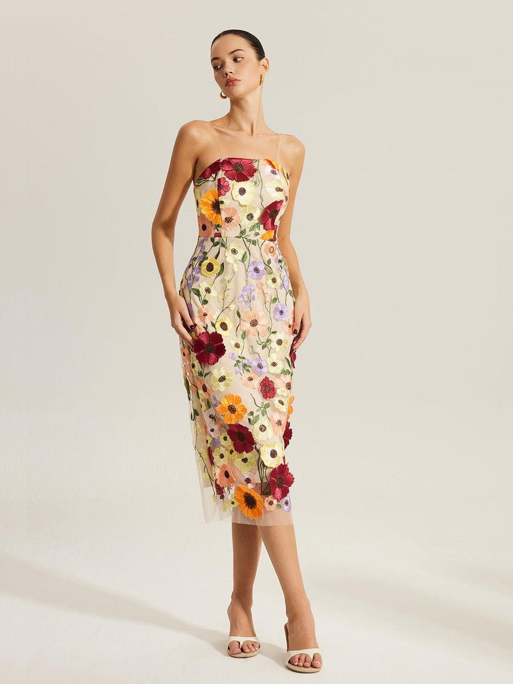 Gesticktes Blumenkleid Mit Klaren Trägern