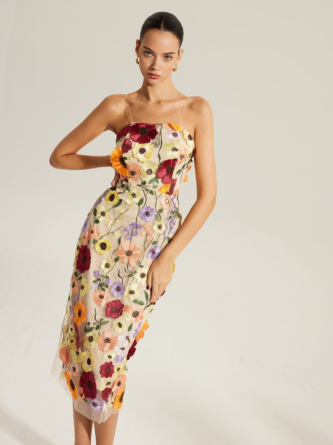 Gesticktes Blumenkleid Mit Klaren Trägern