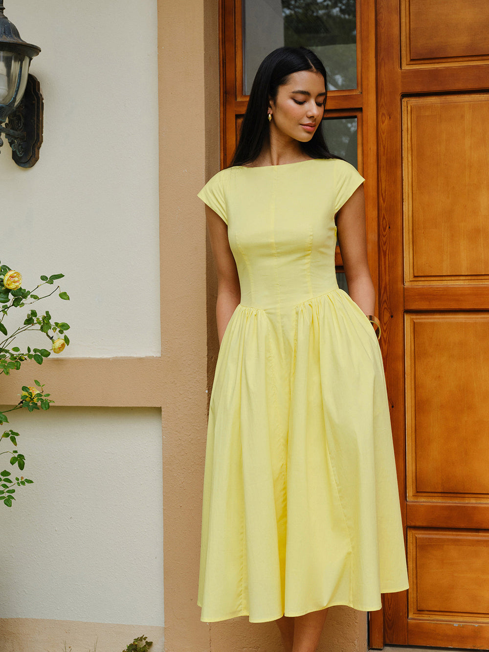 Kleid mit offenem Rücken und Flügelärmeln