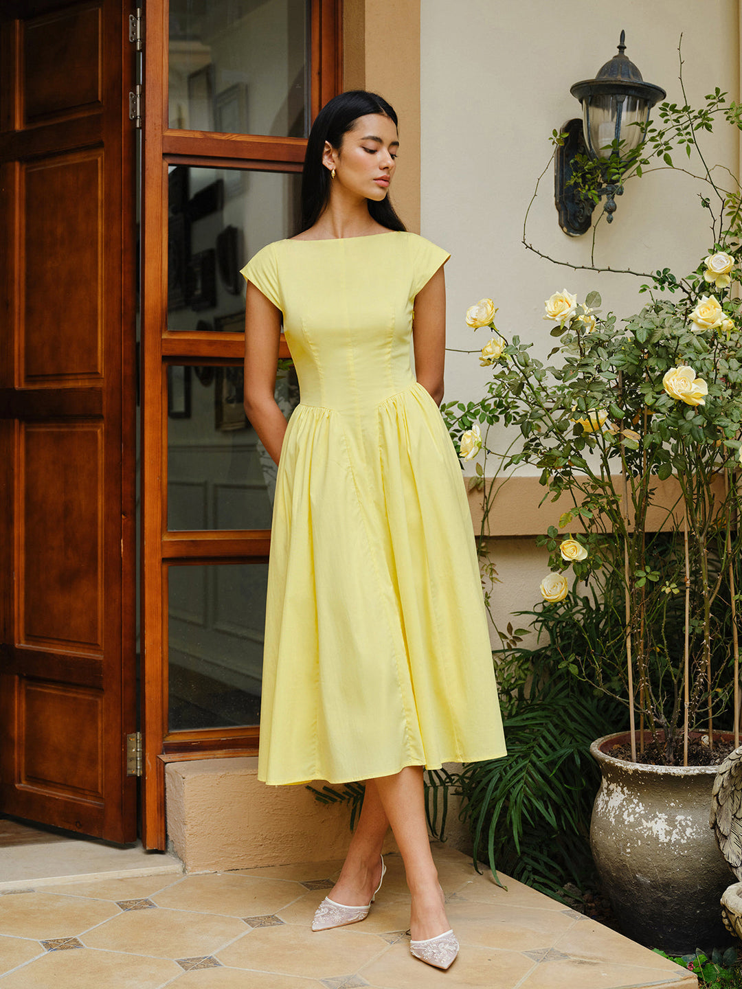 Kleid mit offenem Rücken und Flügelärmeln