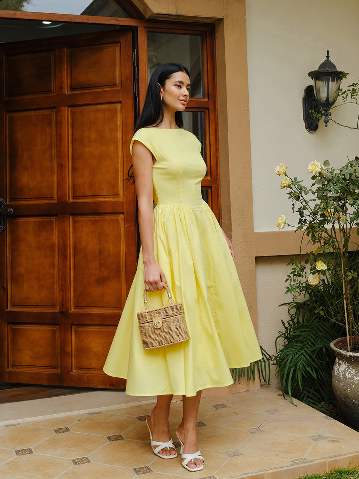 Kleid mit offenem Rücken und Flügelärmeln
