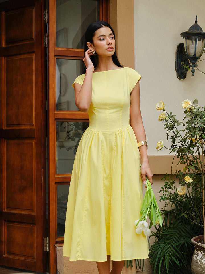 Kleid mit offenem Rücken und Flügelärmeln