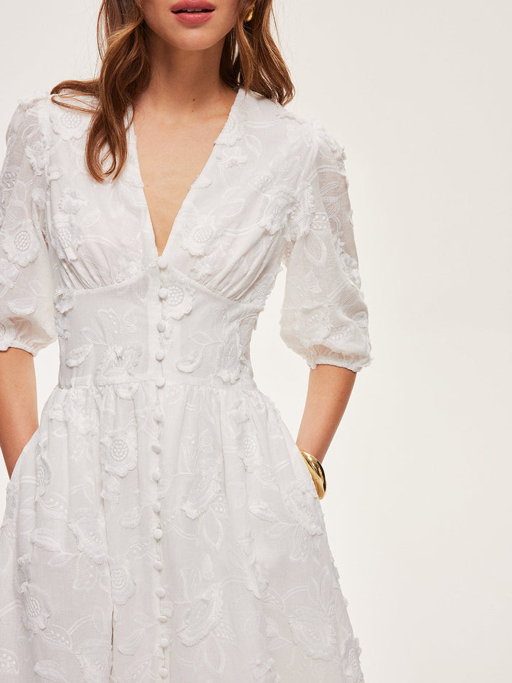 Baumwoll-besticktes Kleid mit Knopfleiste vorne