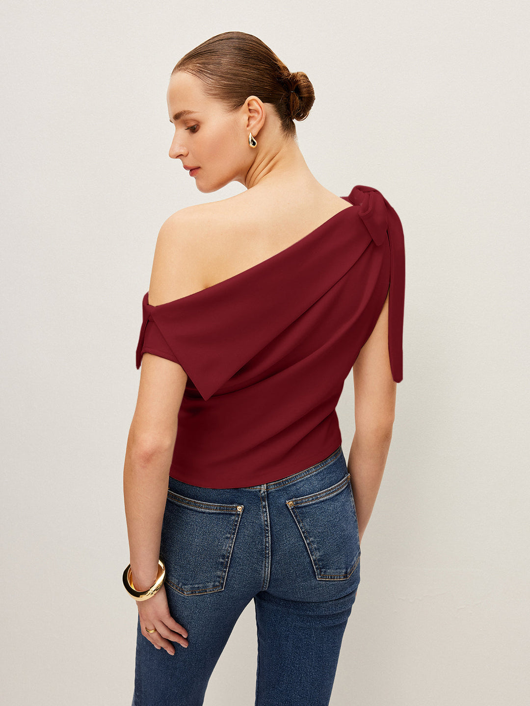 One-Shoulder-Oberteil mit Schleifendetaill