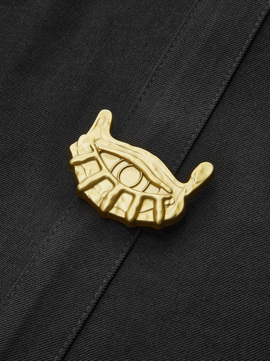 Kleid mit breitem Kragen und Faltenknopfleiste