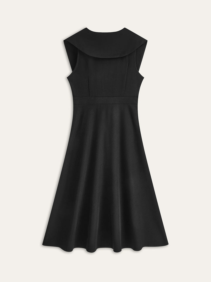 Kleid mit breitem Kragen und Faltenknopfleiste