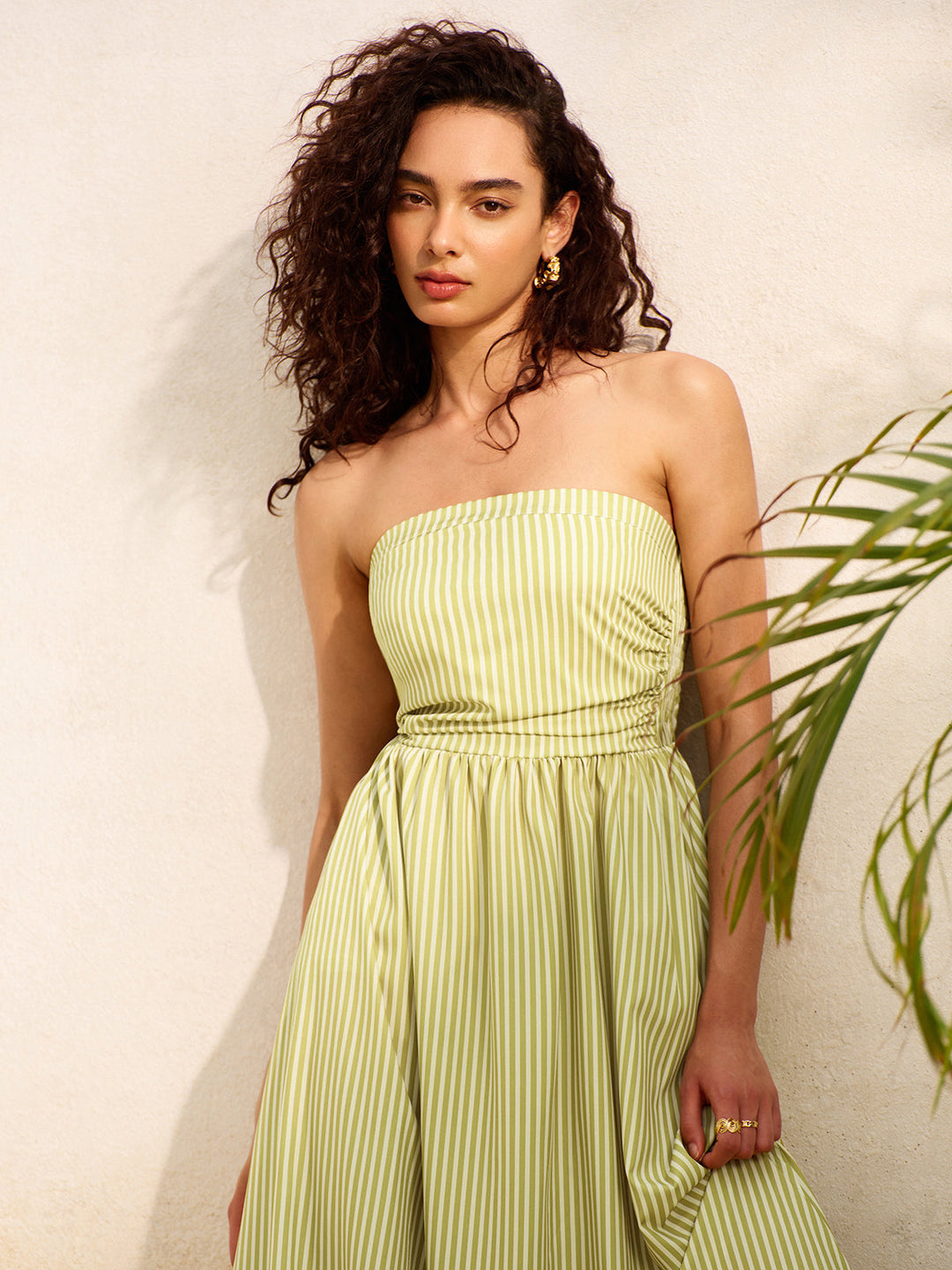 Gestreiftes trägerloses Kleid mit Taschen